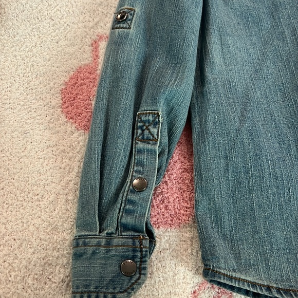 Guess Jeans Distressed Buttoned Top - Picture 11 of 13